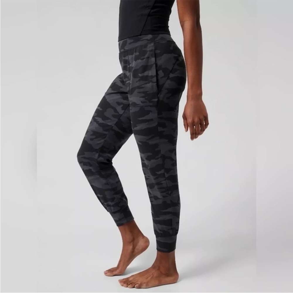 Athleta Salutation Jogger - Black‎ Camo Print
